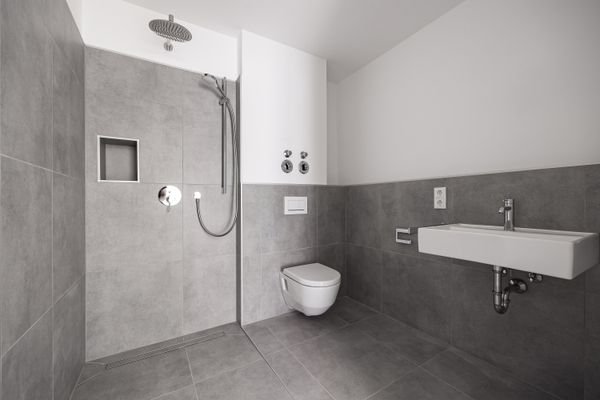 Hochwertig ausgestattetes Badezimmer mit bodenglei
