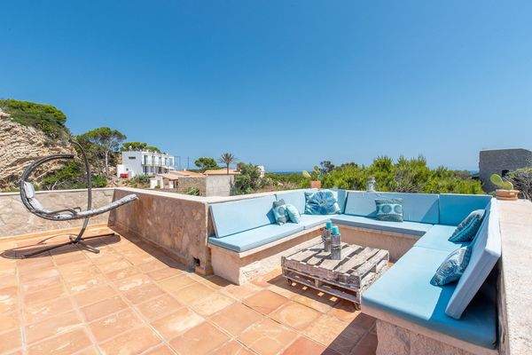  Großzügige Sonnenterrasse mit Lounge-Ecke und offenem Blick auf das Meer