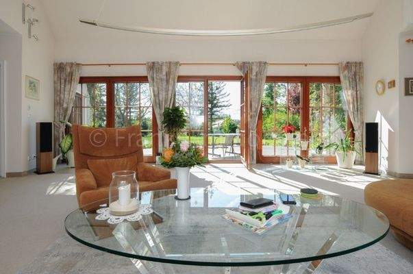 große Glasfront zu Terrasse und Garten