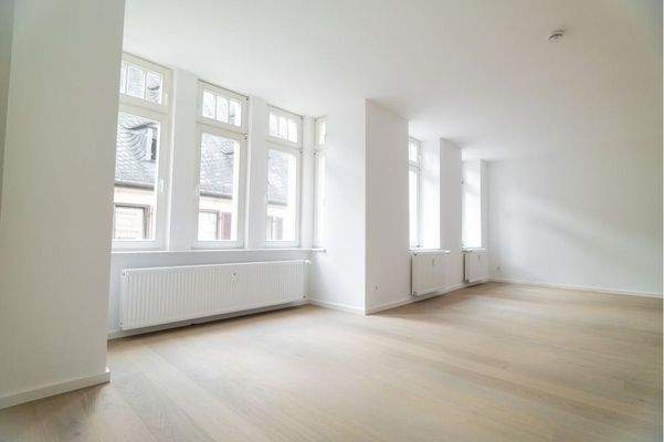 super helle Wohnlounge mit schickem Bodenbelag