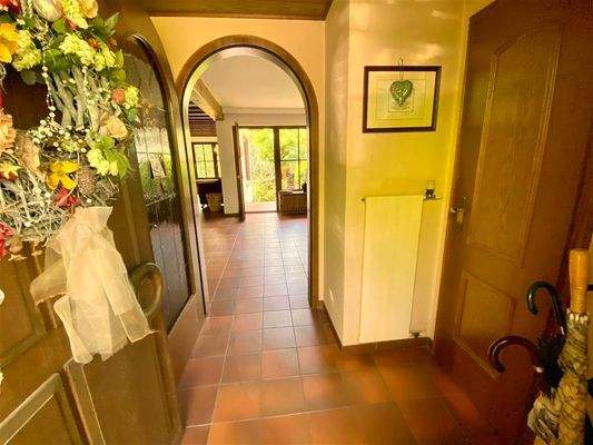 Diele; Blick ins Esszimmer und Zugang zum Garten