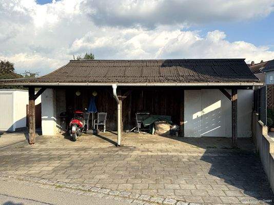 Auf dem angrenzenden Gemeindegrund können Fahrzeuge geparkt werden