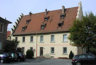 Hauseingang mit angedeuteter Mietfläche