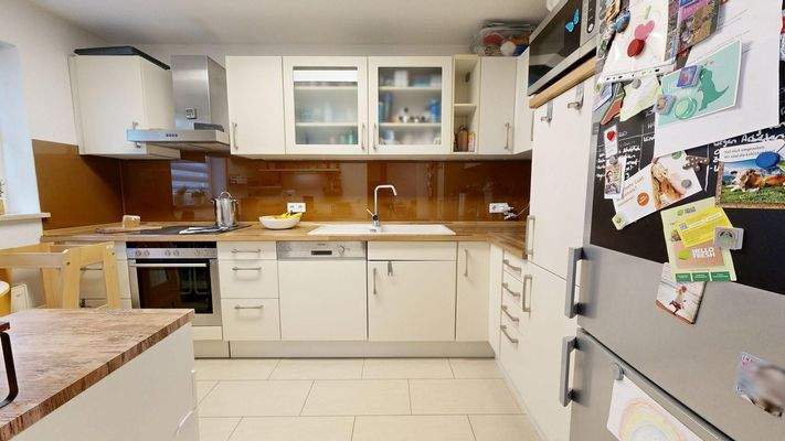 Küche mit Einbauküche