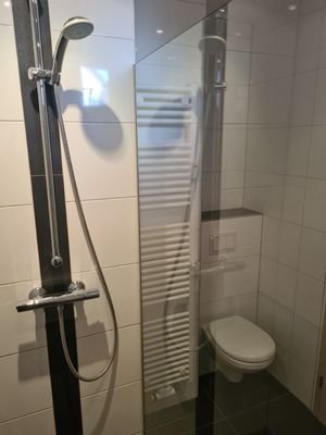 Bad mit Dusche/Fenster