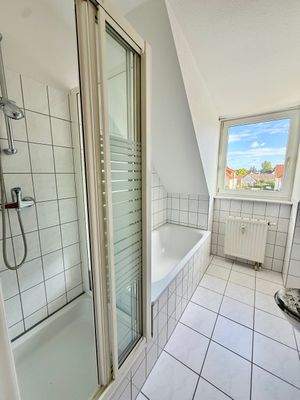 Helles Badezimmer mit Wanne