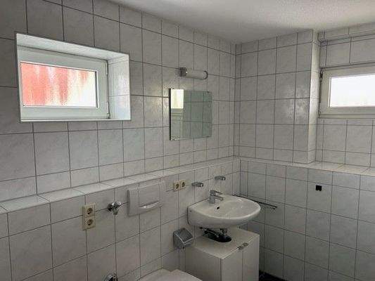 Bad mit 2 Fenstern.jpg