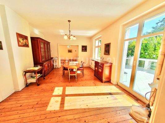 Lichtdurchflutete Living Area mit Terrassenzugang