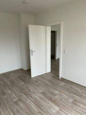 Muster Schlafzimmer mit Blick Wohnzimmer  