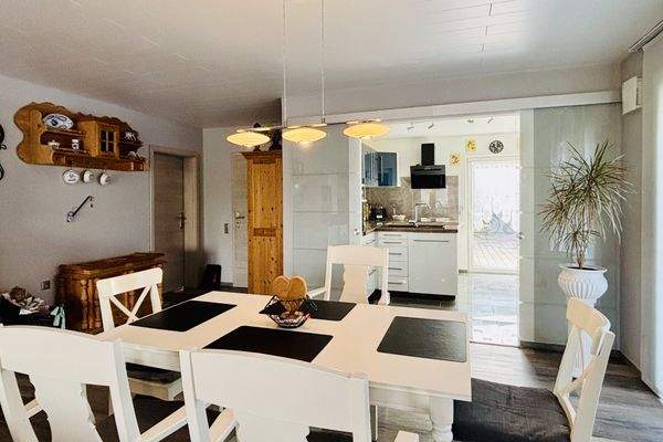 teiloffene Küche mit satinierten Glasschiebetüren