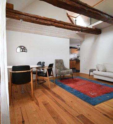 Wohnzimmer mit Blick in die Küche