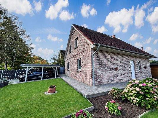 Hausansicht mit Garten