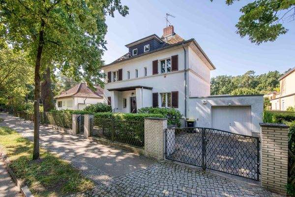 Hausansicht von Straße aus