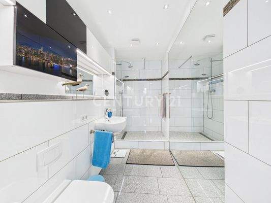 Badezimmer mit Dusche