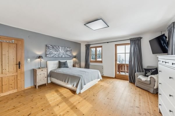 Das geräumige Schlafzimmer im Obergeschoss 