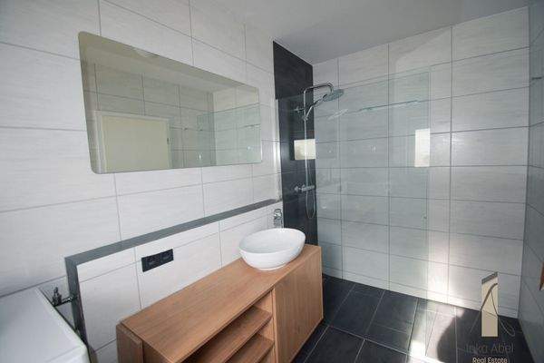 Tageslichtbad mit Dusche