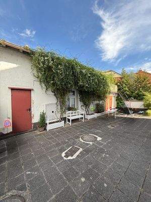 Hoffläche mit Nebengebäude