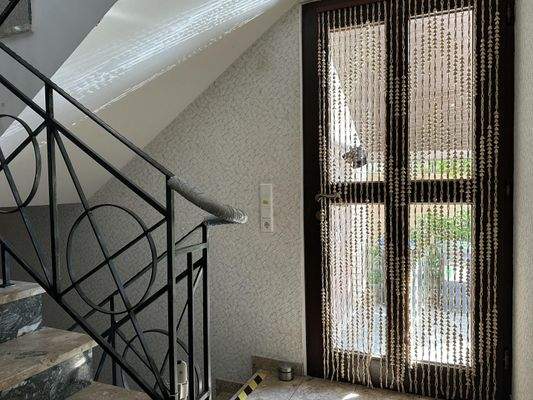 Hauseingang-Treppenhaus