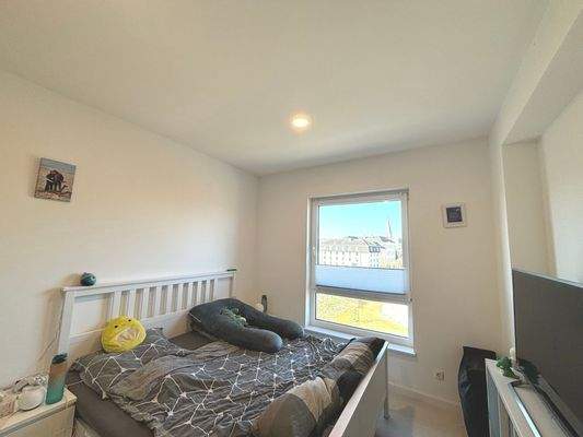 Helles Schlafzimmer mit Fenster