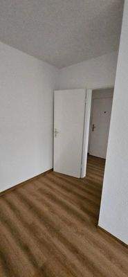 Schlafzimmer 1 Bild Richtung Flur.jpg
