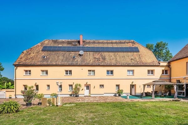 Wohnhaus mit PV-Anlage Hofansicht