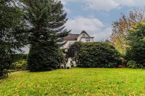 Weitläufiger Garten mit verschiedenen Gestaltungsmöglichkeiten 