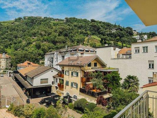 Blick vom Balkon Richtung Segenbühel/Dorf Tirol  - vista dal balcone verso Tirolo/Mte. Benedetto