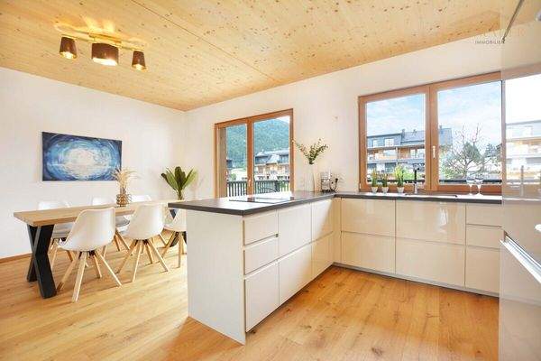 Küche mit Kochinsel und Quarzarbeitsplatte