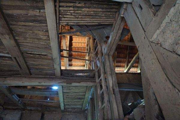 Blick in der Scheune zum Dachboden