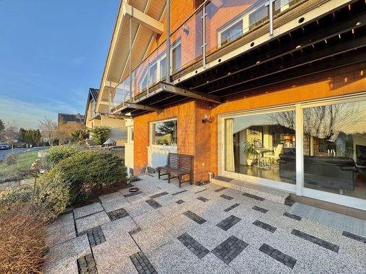 Vordere Terrasse am Wohnbereich (2)