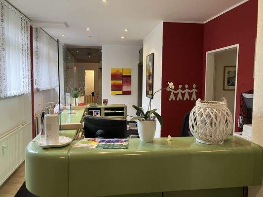 Empfang mit angrenzenden Wartebereich