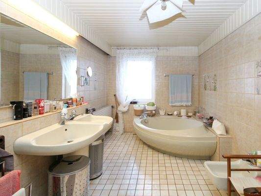 Badezimmer mit Badewanne OG