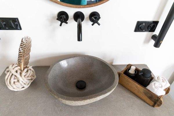 Waschbecken aus Stein