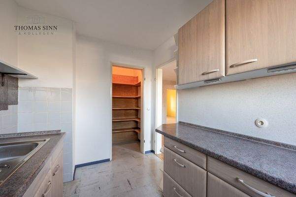 Küche mit Speisekammer