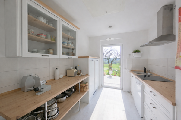 Küche mit Terrassenzugang