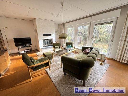 Wohnzimmer mit Kamin im Erdgeschoss