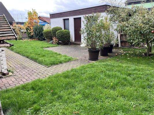 Garten mit Zugang zu den Garagen