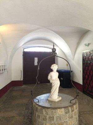 Eingangshalle mit Brunnen und Antiken Türen