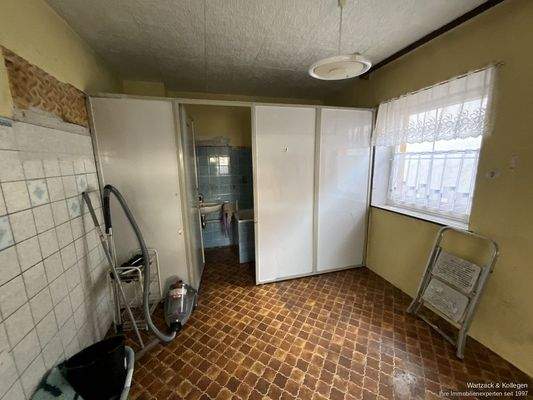 Blick zum abgetrennten Badezimmer