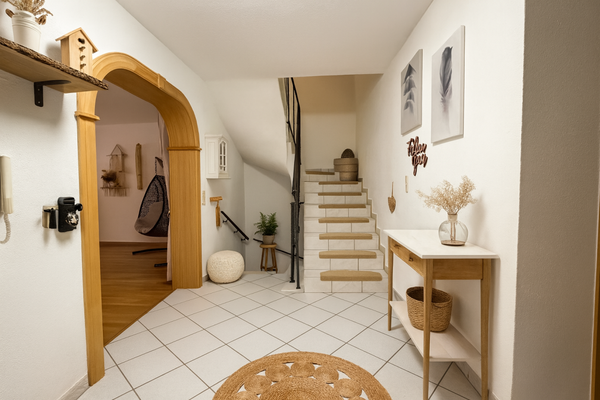 Eingangsbereich mit strukturierter Eleganz