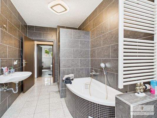 großes Badezimmer 2. OG