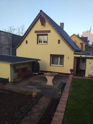 Seitenansicht m. Garage u. Hofeingang