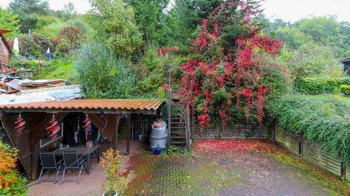 Blick auf das Grundstück hinter dem Haus