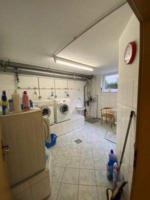 Waschküche mit Plätzen für Waschmaschine & Trockner auf Podest