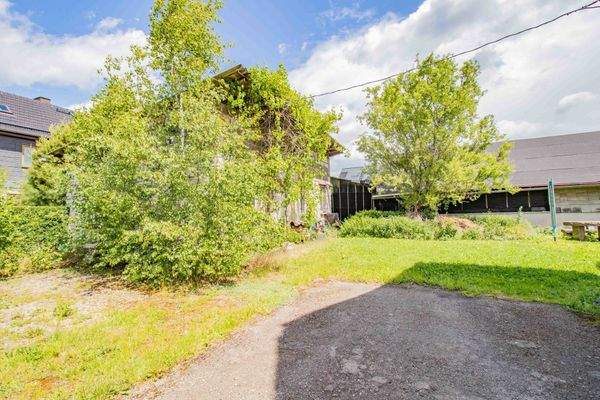 Parkfläche und Nebengelass