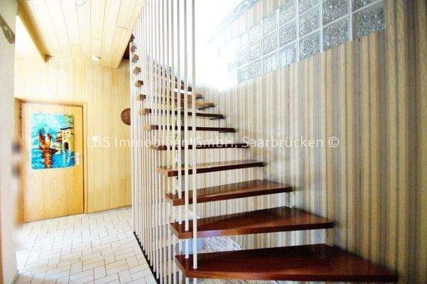 Treppe ins Obergeschoss