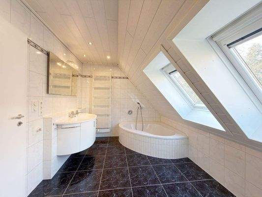 Großzügiges Badezimmer 1.OG