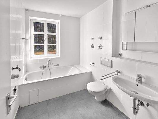 Bad mit Wanne und Dusche