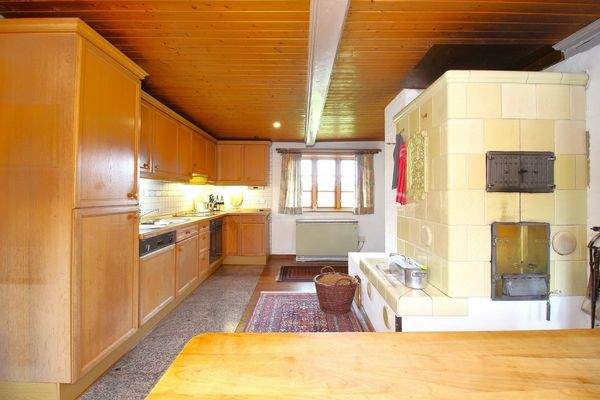 Küche mit Kachelofen