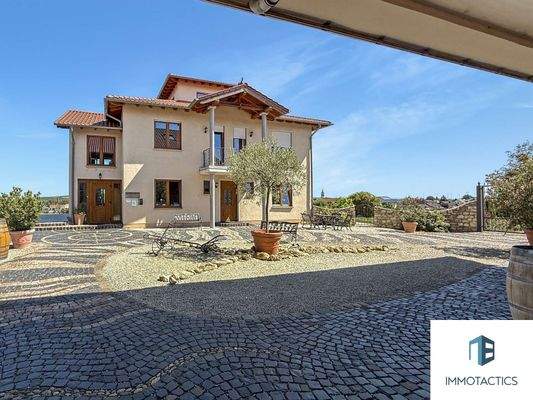 überdachte Terrasse mit Vorzelt Gästehaus